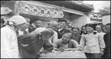 材料二   【右图】农民申请加入农业生产合作社.