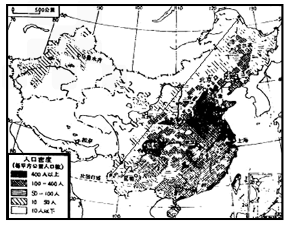 读中国人口密度 图和中国民族分布 图.回答下