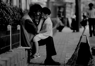 62岁的张景和是江苏徐州的环卫工人.其儿子儿