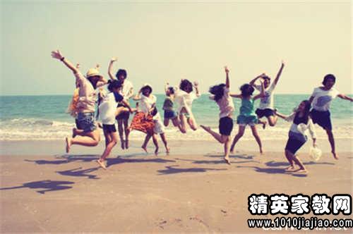 梦回旧时光，解析梦见好多别人的旧衣服好乱的深层含义