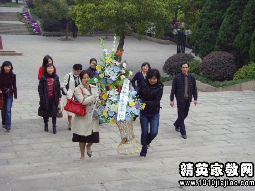 小学清明扫墓主持词