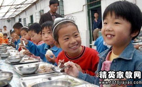 校领导每月陪餐一次 广东建立学生食堂陪餐制度