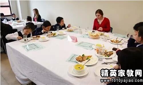 中国餐桌礼仪英语小短文