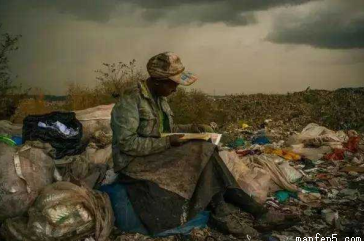 系画面下边的文字.根据要求写一篇不少于800字