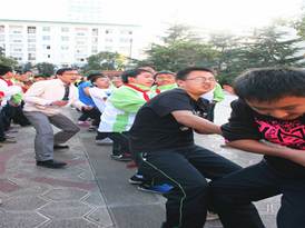 校运会拔河比赛开始了.场上队员齐心协力.场下