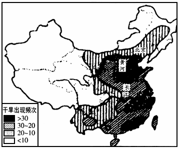 读我国东部干旱地区出现频次分布图.回答下列问题.